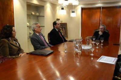 Peralta se reuni� con autoridades de SINOPEC Argentina