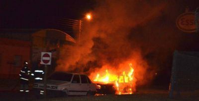 Incendio en dos autos que se encontraban en reparaci�n