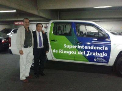 Superintendencia de Riesgo de Trabajo entreg� camioneta a la Secretar�a de Trabajo