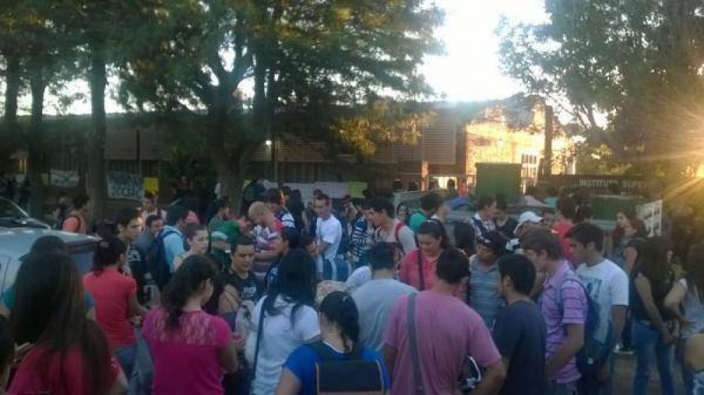 ARDE VILLAFA�E: Cansados de reclamar y no ser escuchados padres y alumnos tomaron el Instituto de Formaci�n Docente