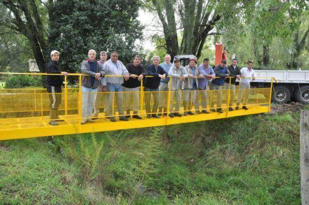 Colocaron un nuevo puente peatonal en Todd