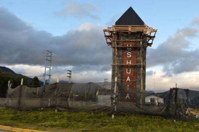 El P�rtico de acceso a la ciudad desde el Aeropuerto est� en su etapa final