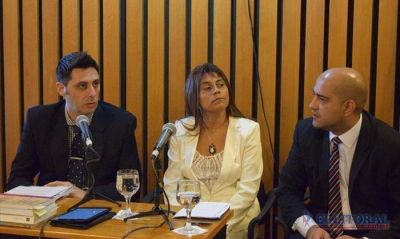 Al grito de �Ariel Cabrera presente� comenz� el juicio pol�tico a la fiscal Roxana Romero