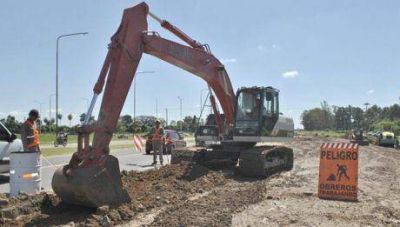 Construyen d�rsena para giro en el cruce de Ruta 12 y avenida Centenario