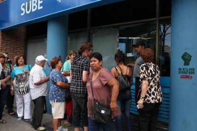 Siguen las largas colas por la SUBE