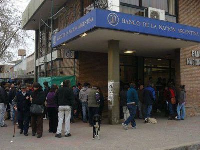 A pesar del paro bancario el Gobierno anunci� que los sueldos de los estatales estar�n depositados este martes
