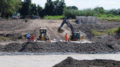 Construyen puente alternativo para unir Lules con Capital