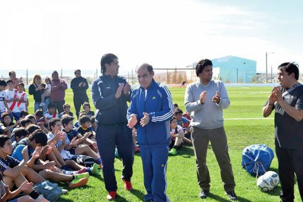 Ricardo Bochini estuvo buscando talentos en Las Heras