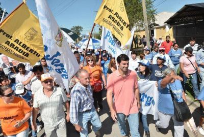 Una multitud acompa�o a Urtubey en su campa�a por Cerrillos