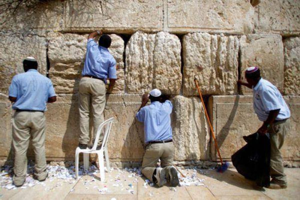Israel/Psaj: Empezaron la limpieza de mensajes en el Muro de los Lamentos