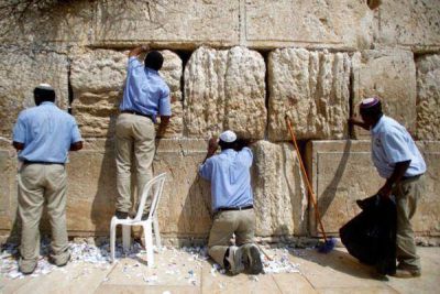Israel/P�saj: Empezaron la limpieza de mensajes en el Muro de los Lamentos