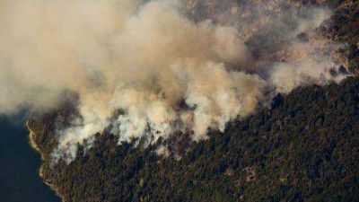 El fuego contin�a azotando la Comarca Andina