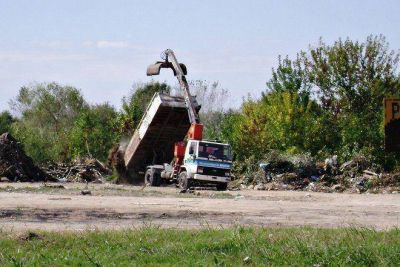 Denuncian que la Municipalidad de Berisso rellena terrenos con basura y los pone a la venta
