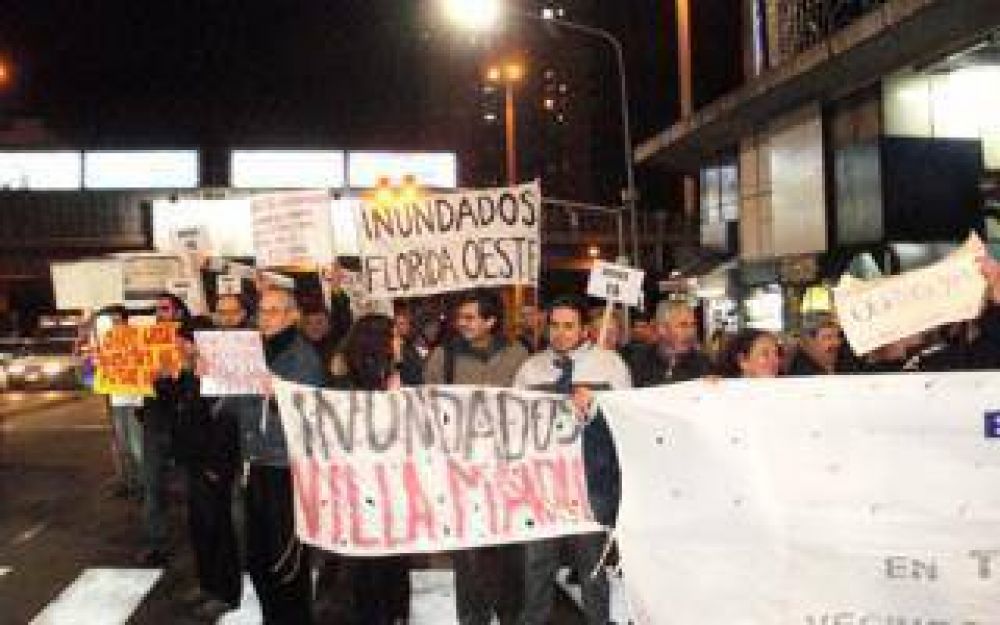 Debate entre vecinos y pol�ticos por las inundaciones en Vicente L�pez