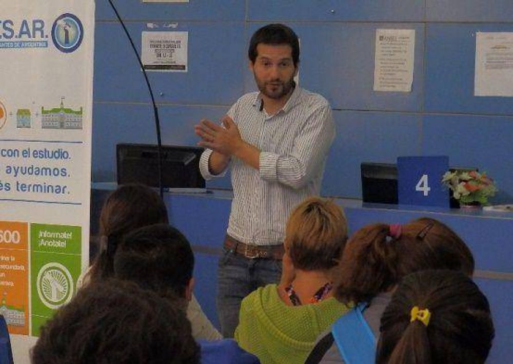 Gianella recibi� a j�venes futuros beneficiarios de Progresar en Tigre