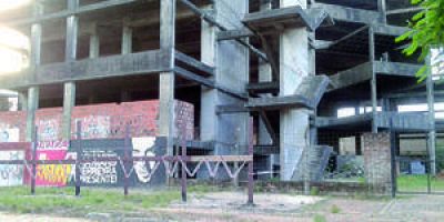 Obreros perimetran el edificio abandonado de la Legislatura �Se reactiva la millonaria obra?