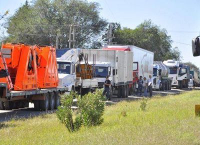 Paro nacional: el gremio de Camioneros se manifest� en la Autopista de las Serran�as