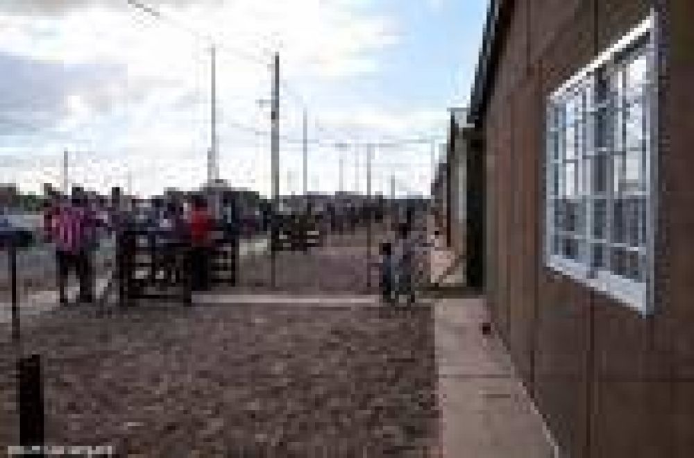 Entregan las primeras 11 viviendas a familias que viven a la vera del Arroyo Del Gato