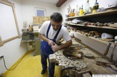 Artesanos musulmanes tallan silla para el Papa