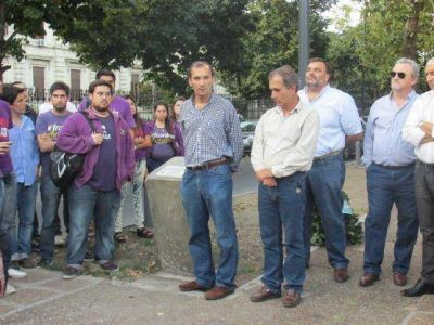 En medio de la debacle pol�tica, los radicales recordaron a Ra�l Alfons�n a seis a�os de su muerte