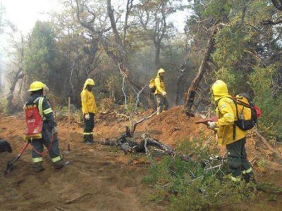 Brigadistas mendocinos colaboran para sofocar el fuego en la Patagonia