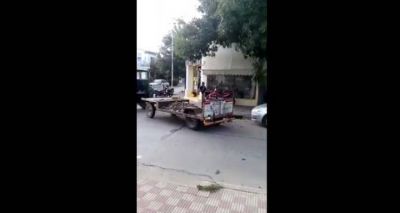 Trabajadores municipales limpian alcantarillas