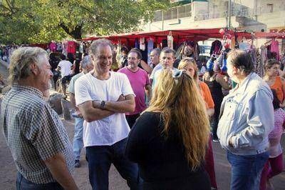 An�bal Ibarra dialog� con los vecinos y feriantes del Parque Avellaneda y Parque de los Andes