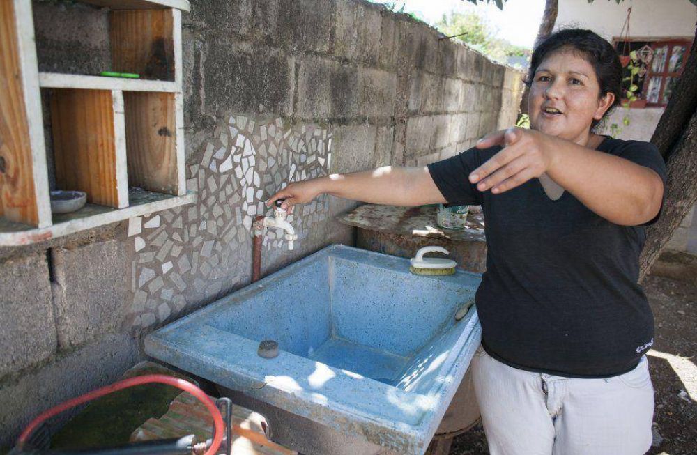 Unos tienen agua medio d�a y otros, el resto de la jornada