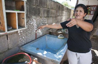 Unos tienen agua medio d�a y otros, el resto de la jornada