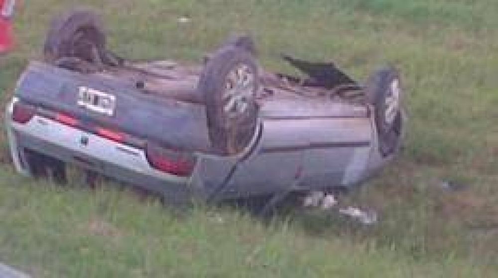 Perdi� el control, volc� y termin� golpeado y con el auto destrozado