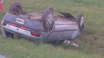 Perdi� el control, volc� y termin� golpeado y con el auto destrozado
