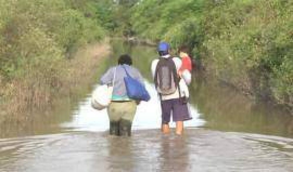Hay 100 tucumanos aislados por el agua y abandonados por el Estado