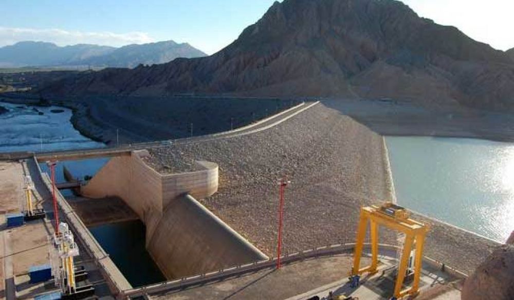 Cay� un roca gigante cerca del pared�n del Dique de Ullum