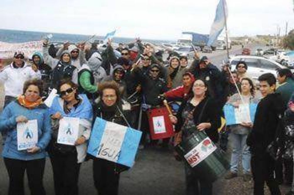 POR EL AGUA VOLVIERON A CORTAR LA RUTA EN CALETA