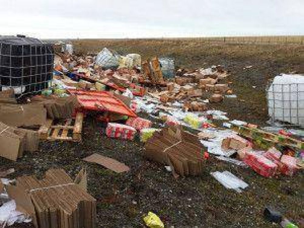  Un cami�n que transportaba sustancias peligrosas volc� en la ruta 3 y hubo peligro de explosi�n