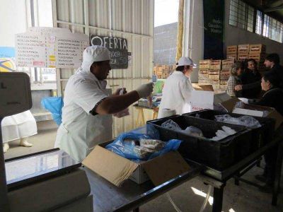 Productos de mar frescos para Semana Santa en el Mercado Comunitario Municipal