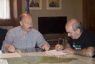 El Intendente entreg� un subsidio de 15 mil pesos a los organizadores del Encuentro Mototur�stico