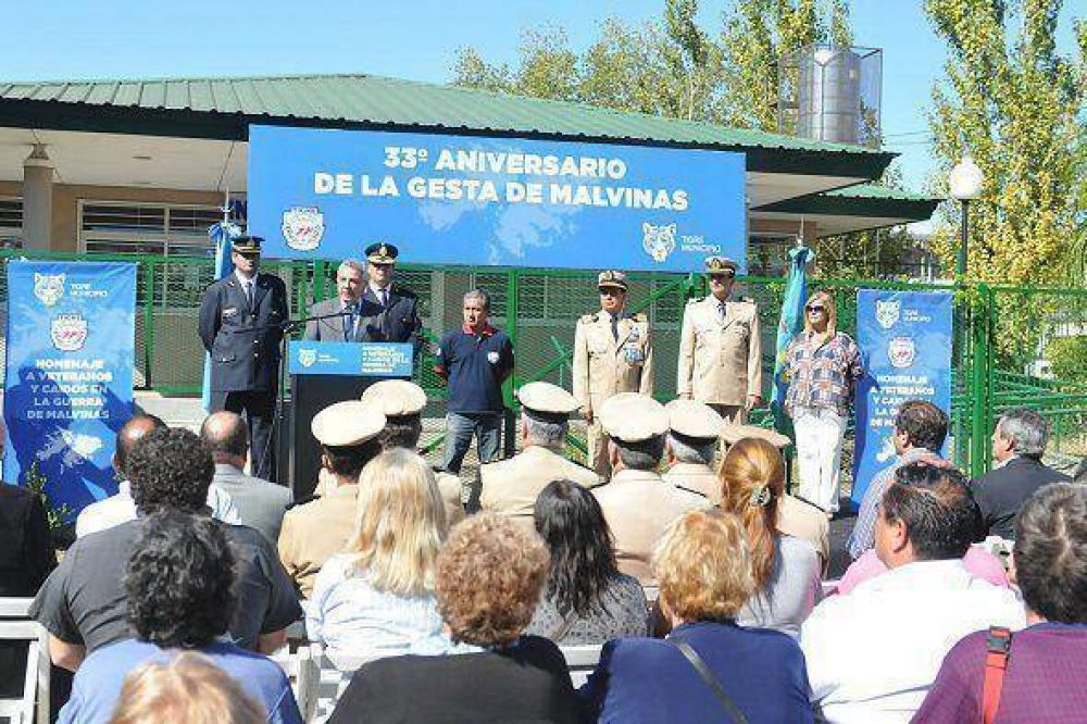 Julio Zamora particip� del homenaje a los veteranos y ca�dos de Malvinas