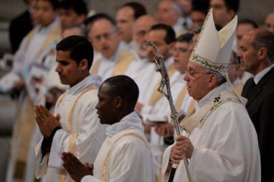 En la misa de Jueves Santo, Francisco critic� a los curas 