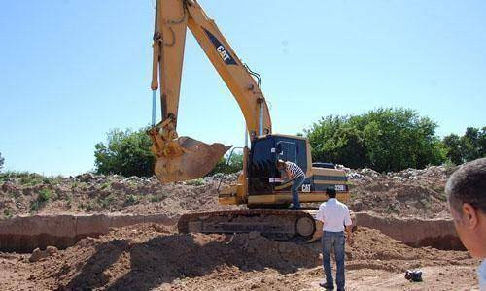 Denuncian que el municipio rellena terrenos con basura y los vende