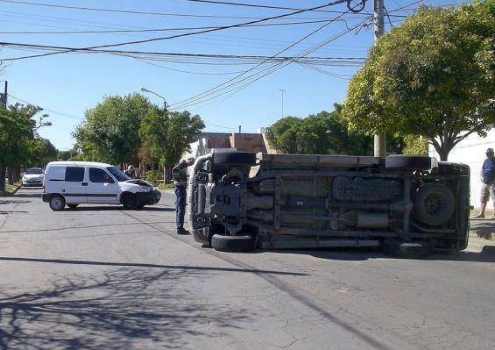 Choque y vuelco en Santa Rosa, sin lesionados