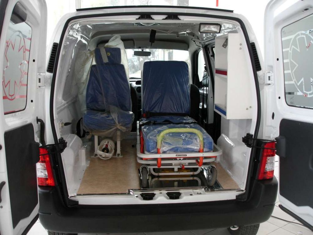 Un motociclista fracturado luego de chocar contra un auto