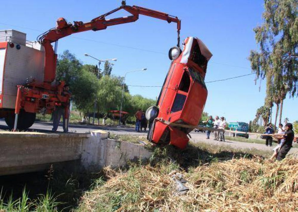 Lo chocaron y termin� con su auto dentro de un zanj�n