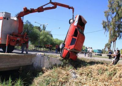 Lo chocaron y termin� con su auto dentro de un zanj�n