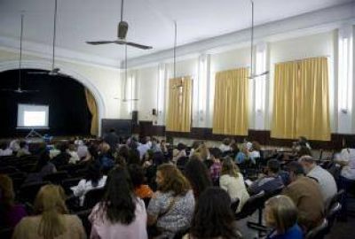 Adiunt para el 8 y moviliza a la Asamblea