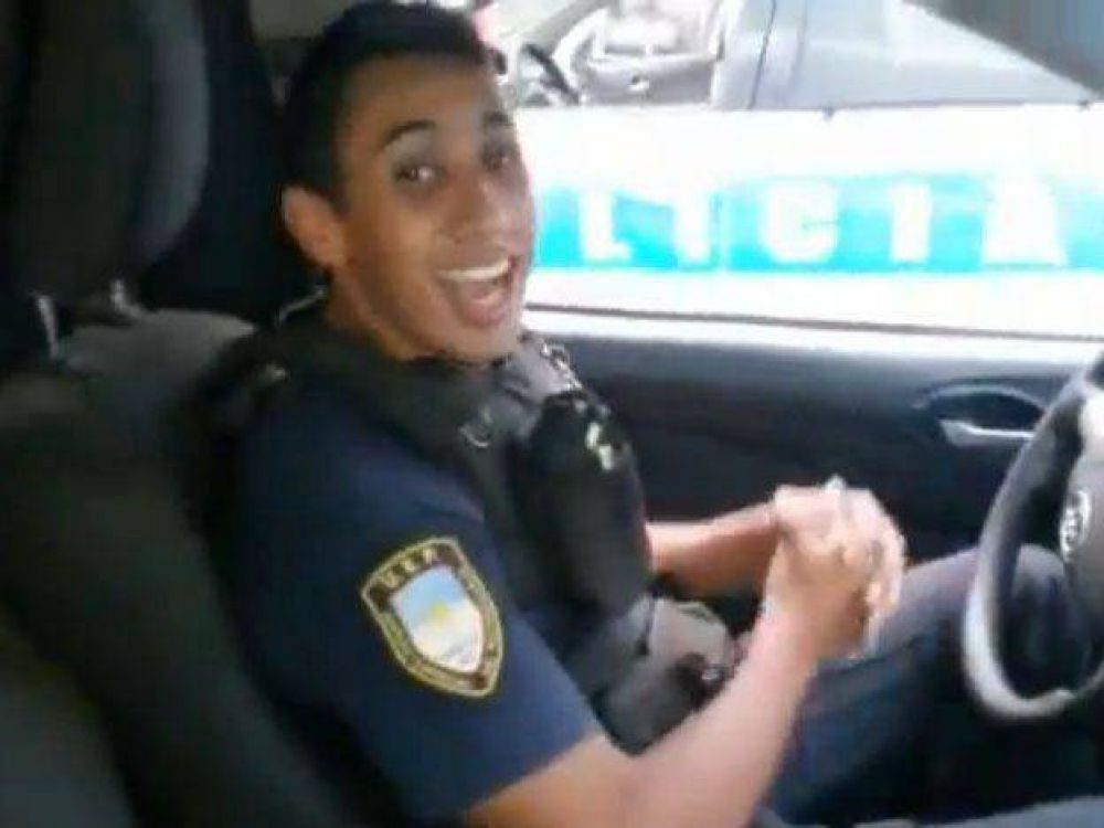 Esc�ndalo en la Polic�a de Mendoza luego de la publicaci�n de un video en el que cantan y bailan en un patrullero