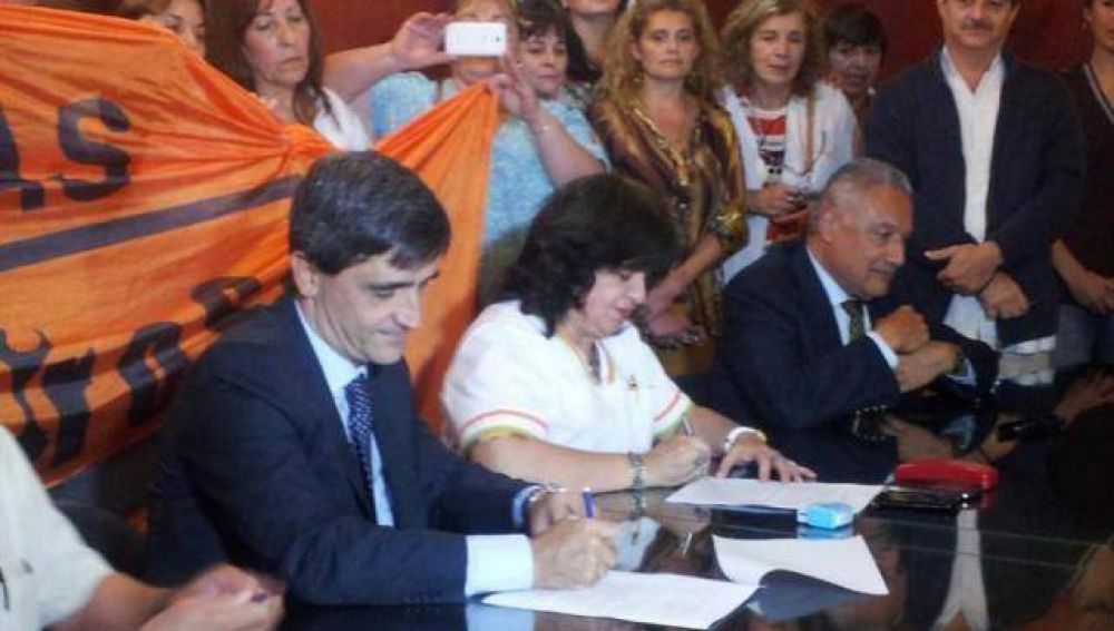 Los gremios de la salud acordaron una suba salarial del 30% y un piso de $ 8.600