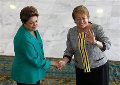 Presidentas en apuros: Bachelet y Dilma caminan al borde del abismo