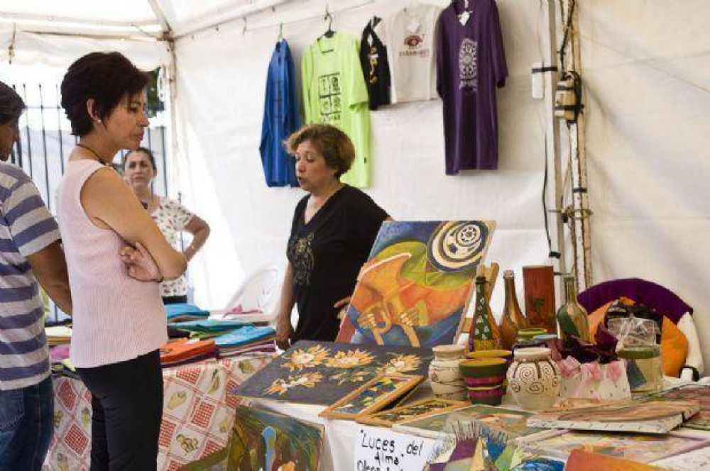 Mucho para ver y comprar en la feria Manos Catamarque�as