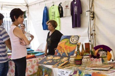Mucho para ver y comprar en la feria Manos Catamarque�as